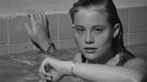 cybill shepherd topless|Cybill Shepherds Pool Scene Banned THE LAST PICTURE。